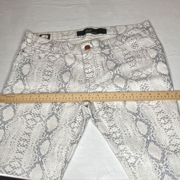 iLicito Jeans Wear Authentic Collection White Gray Snakeskin Print Pants Jeans - Picture 12 of 14
